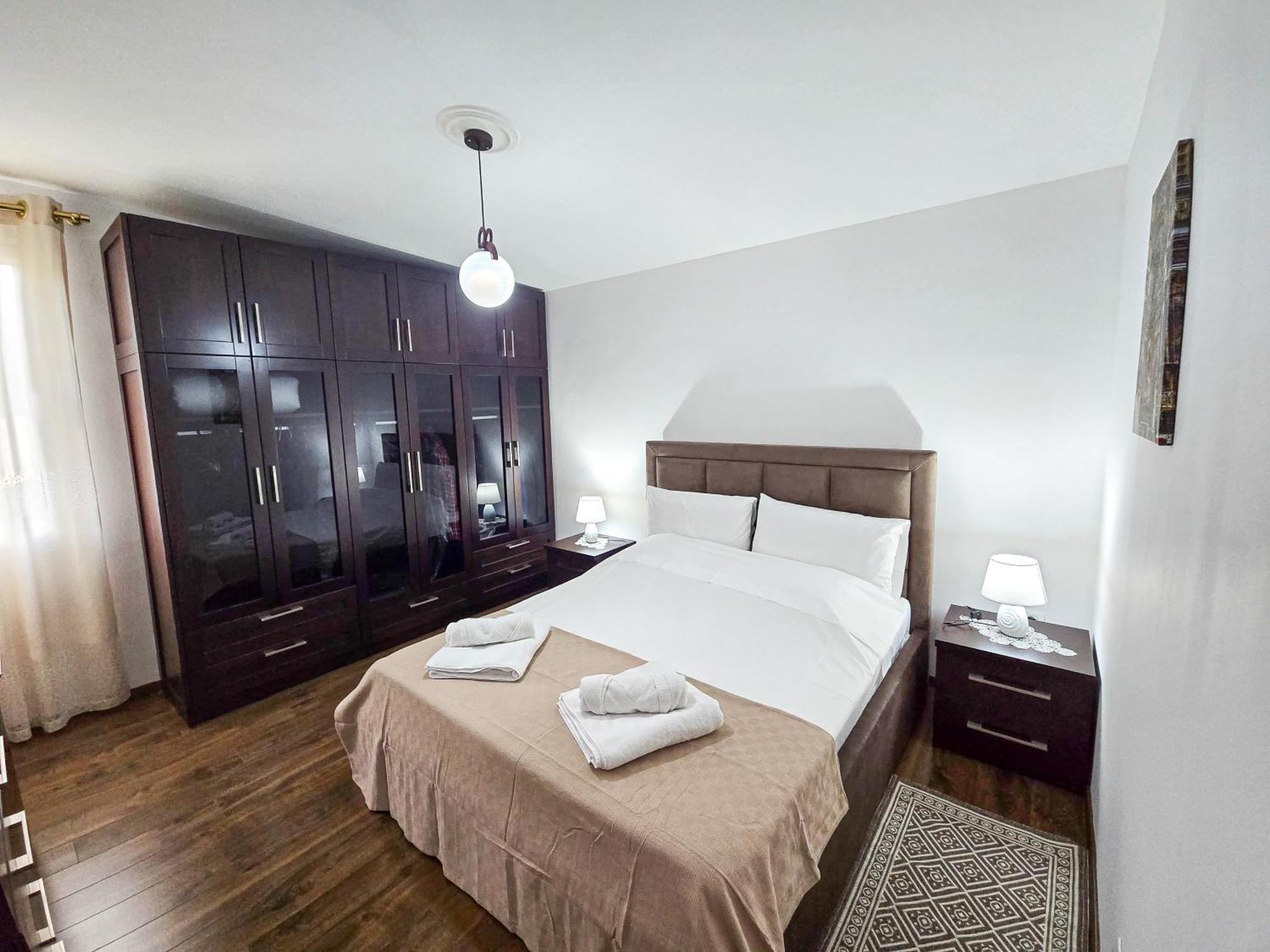 Lake Park 2Br Apartment Tirana Esterno foto