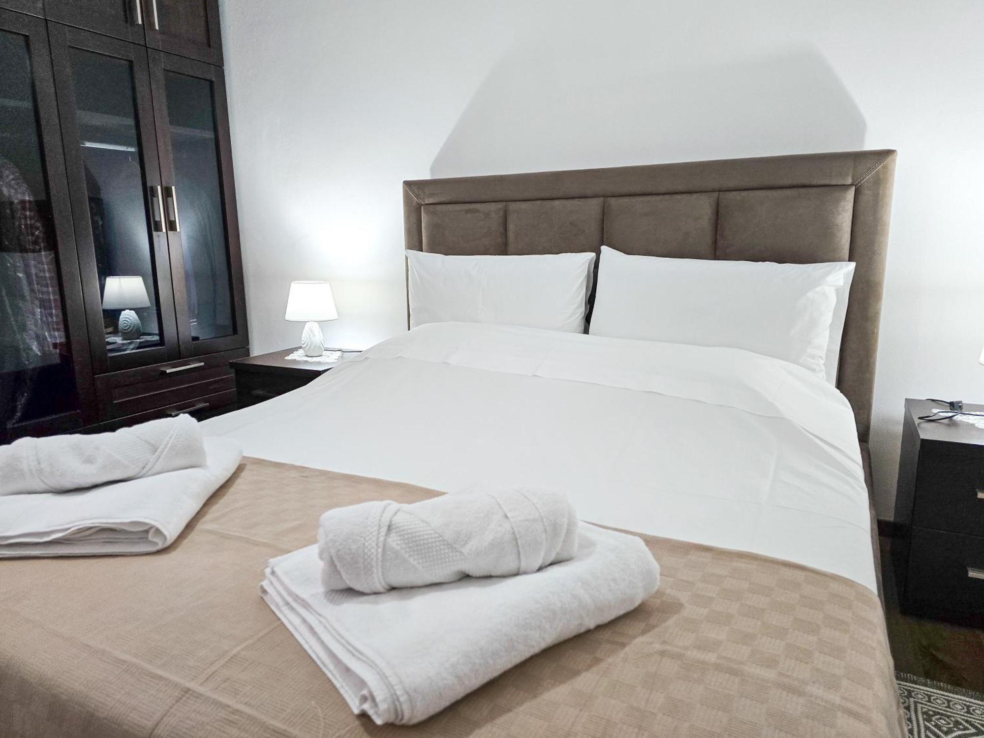 Lake Park 2Br Apartment Tirana Esterno foto