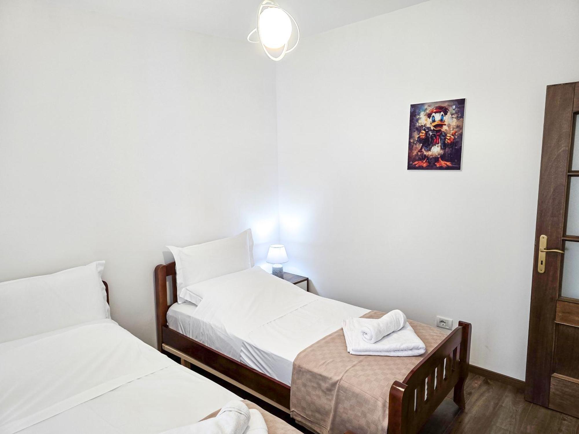 Lake Park 2Br Apartment Tirana Esterno foto