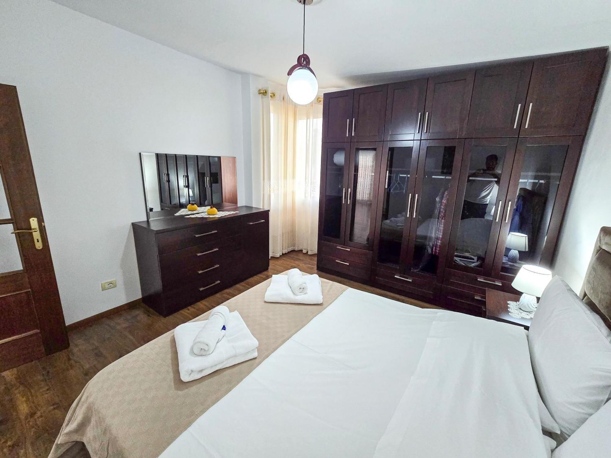 Lake Park 2Br Apartment Tirana Esterno foto