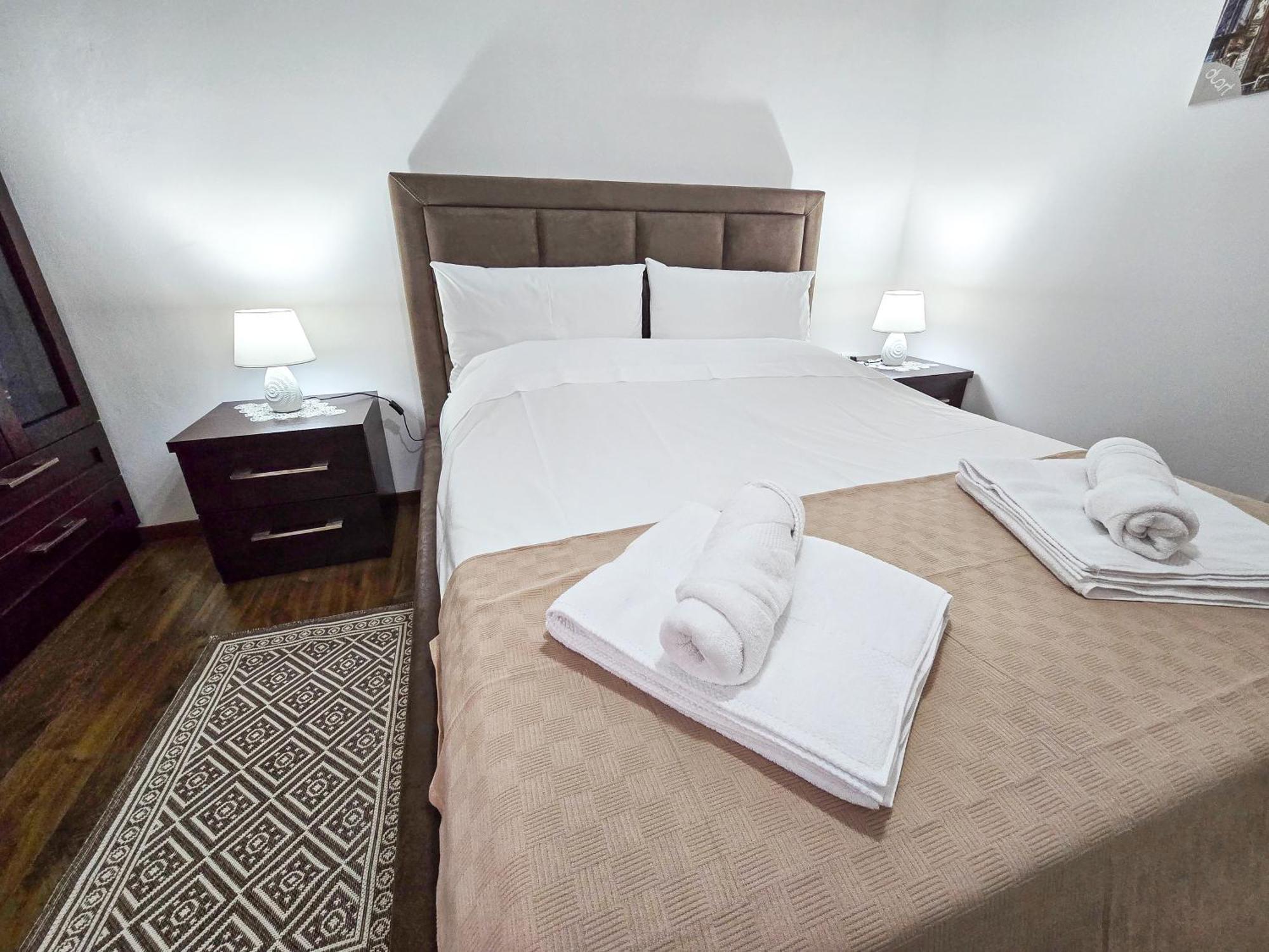 Lake Park 2Br Apartment Tirana Esterno foto