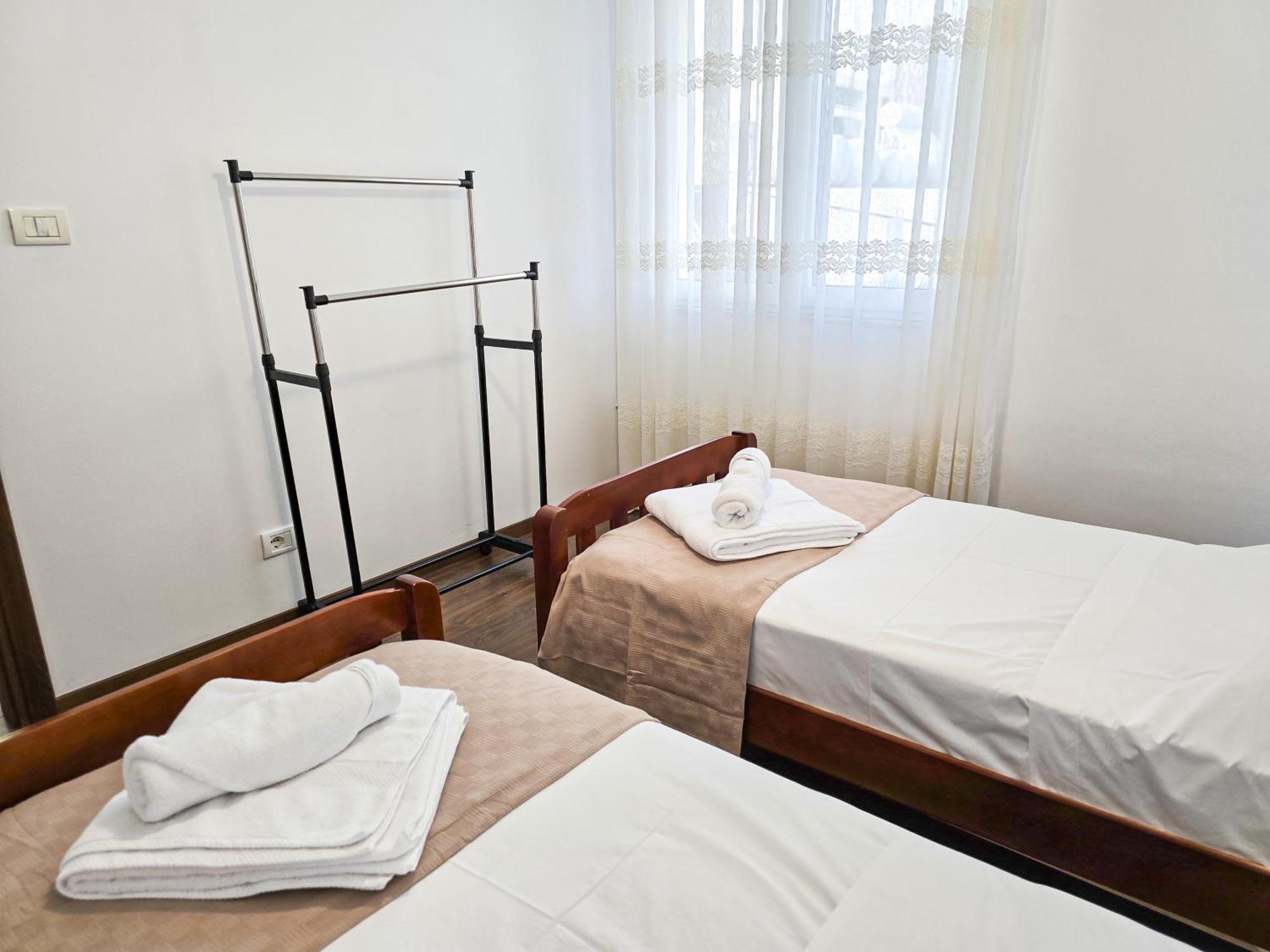 Lake Park 2Br Apartment Tirana Esterno foto
