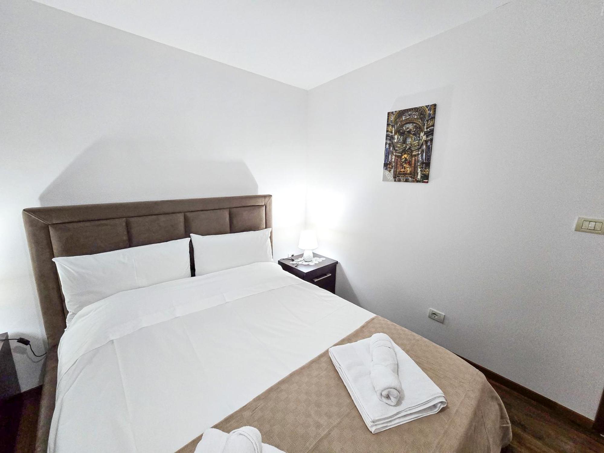 Lake Park 2Br Apartment Tirana Esterno foto
