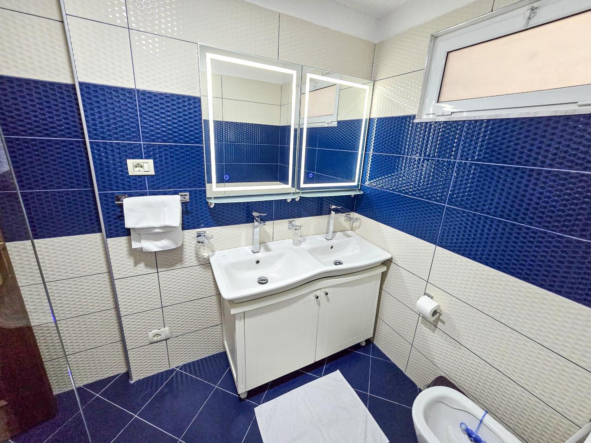 Lake Park 2Br Apartment Tirana Esterno foto